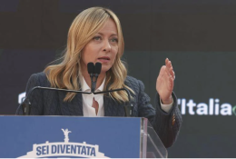 Meloni ad Atreju: &laquo;Italiani si fidano del governo&raquo;. Stoccata a Schlein: &laquo;Chi non viene qui non ha contenuti&raquo;
