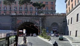 Choc a Napoli, suicidio in piazza Plebiscito