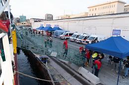 Sbarcati a Napoli i migranti soccorsi da Emergency