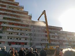 Scampia, al via l'abbattimento della Vela rossa 