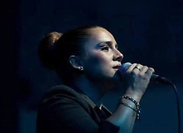 Rosa Chiodo canta la nuova versione di Scalinatella