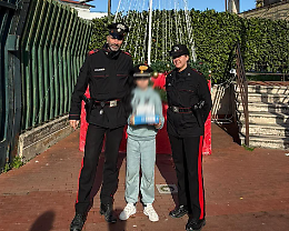 Bambino orfano di madre vende libri e disegni in strada per comprare un regalo di Natale alla sorellina