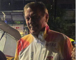 Torcia olimpica: il Principe Carlo di Borbone atleta anche sotto la pioggia