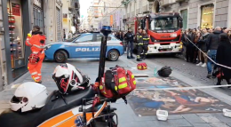 Cadono calcinacci a via Toledo, due donne in ospedale