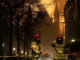 Brucia chiesa in centro ad Amsterdam, crolla il campanile
