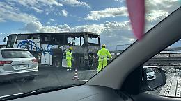 Pullman turistico in fiamme sulla Tangenziale, traffico in tilt