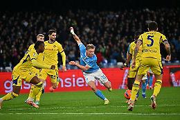 L'arbitro rallenta la corsa del Napoli: col Verona &egrave; 2-2