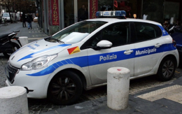 Sperona motociclista della Polizia locale durante inseguimento, preso