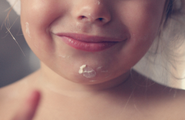 Bambini sotto vetro: tra mito di perfezione e diritto di sporcarsi