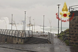 Maltempo, ciclone Harry flagella la Sicilia. Sindaco di Catania: &laquo;Restate a casa&raquo;. A Linosa onde alte 7 metri