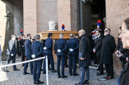 Funerali Valentino, l'ultimo saluto a Roma. Giammetti: &laquo;Non ti far&ograve; dimenticare&raquo;