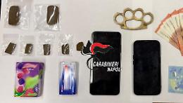 Al bar con droga nei pacchetti di caramelle e tirapugni, arrestato