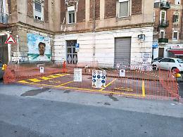  Stalli per le auto elettriche davanti alla chiesa, monta la polemica