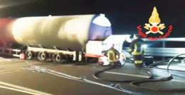 Con l&rsquo;auto contro un autocarro fermo, muore 55enne