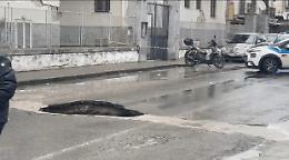 Voragine in via Nuova Bagnoli, bloccati i tir dell&rsquo;America&rsquo;s Cup