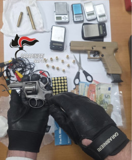 Droga, penna-pistole e un'arma &ldquo;fantasma": arrestato pusher