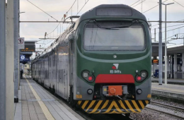 Bologna, cavi tranciati e ordigno artigianale vicino alla stazione: ritardo treni fino a 2 ore. Salvini: &laquo;Attentato premeditato&raquo;