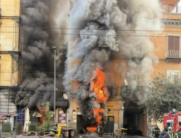Incendio in una pizzeria a Secondigliano, evacuato palazzo VIDEO