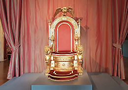 Il trono torna a Palazzo reale con una nuova datazione 