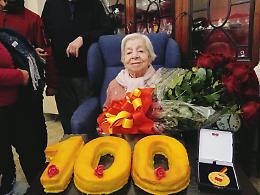 I primi cento anni di nonna Carmela, rose rosse dal sindaco