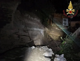 Muro di contenimento crolla su una palazzina a Formello, un morto e due feriti