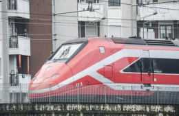 Sabotaggi su linee dell'Alta velocit&agrave;, treni cancellati e ritardi fino a 2 ore. Salvini: &laquo;Atti criminali&raquo;