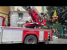 Incendio al Sannazaro, fumo nero e aria irrespirabile: vigili del fuoco al lavoro