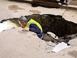 Si apre una voragine in via Torre Cervati