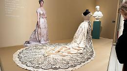 Ritratti, abiti favolosi e gioielli in mostra nella Reggia di Caserta