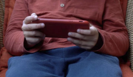 Diretta social per prendere in giro un anziano, il video postato da un 11enne