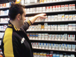 Sigarette pi&ugrave; care di 5 euro, Pascale in prima linea