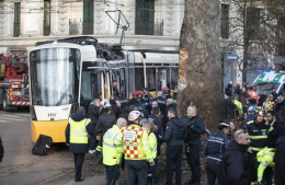 Tram deraglia e finisce sul marciapiede: 2 morti e 48 feriti