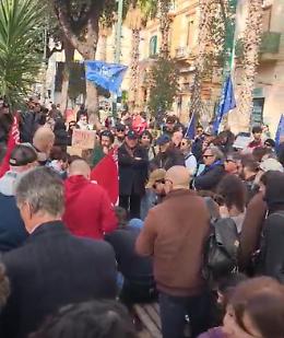 Bagnoli, scontri per l'America's Cup: agente ferito