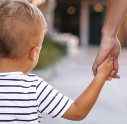 Violenza sessuale su un bambino di tre anni al centro commerciale, arrestato 47enne