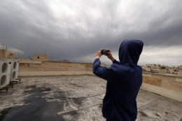 Allarme in Iran: &laquo;Rischio piogge acide dopo raid su raffinerie, restate a casa&raquo;