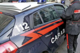 Ruba borse di lusso alla fidanzata e le vende a negozio vintage: finisce nei guai