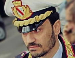 Minaccia gli agenti vantando un curriculum criminale