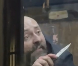 Aggred&igrave; una donna sul bus, suicida in ospedale