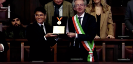 Il Comune di Napoli premia Sal Da Vinci - IL VIDEO