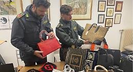 Scoperto lo showroom del falso: trovati 25mila pezzi