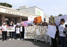 Sit-in delle mamme al Monaldi:&laquo;Basta gogna su Oppido&raquo;. L&rsquo;avvocato Petruzzi: &laquo;Pagliacciata&raquo;
