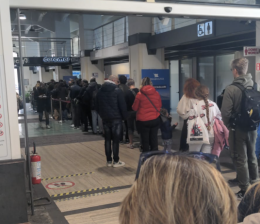 Un solo sportello aperto alla biglietteria, decine di passeggeri restano a terra