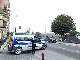 Napoli. Vento forte, cede un cancello