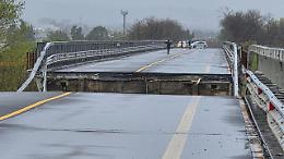 Maltempo, crolla il ponte sul fiume Trigno