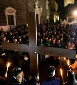 Via Crucis in napoletano in piazza Mercato