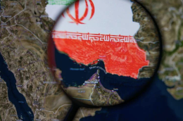 Iran, Vance: &laquo;Tregua &egrave; fragile&raquo;. Prime navi attraversano stretto di Hormuz