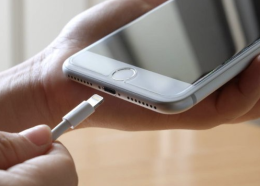 Lite familiare per un caricabatterie, in manette tre fratelli