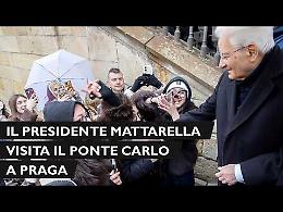 Mattarella su Ponte Carlo a Praga, studenti italiani cantano l'inno di Mameli