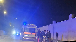 Sedicenne alla guida di un'auto con minori a bordo si schianta contro un palo