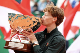 Sinner re a Montecarlo, batte Alcaraz in due set e torna numero 1 del mondo